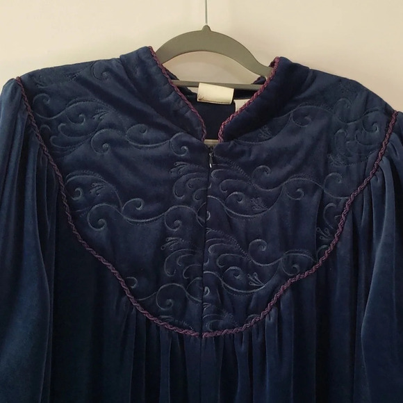 Vintage DELICATES Woman Embroidered Robe Deep Blue Purple Sz 1X Balloon Sleeves - Picture 2 of 14